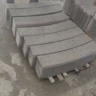 巴彦淖尔芝麻白弧形路牙石